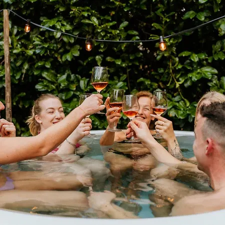 Romantisch Wellness Boshuisje Met Sauna & Hottub Hébergement de vacances