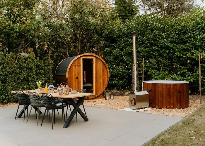 Дом отдыха Romantisch Wellness Boshuisje Met Sauna & Hottub Meijel